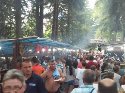 Zeci de mii de turişti au luat cu asalt staţiunea Moneasa (FOTO)