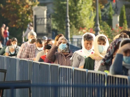 Zeci de pelerini au protestat la Catedrala Mitropolitană din Iaşi față de restricţiile impuse de autorităţi