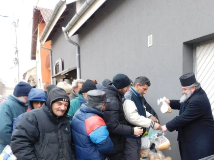 ZECI DE PERSOANE DEFAVORIZATE AU PRIMIT ALIMENTE DIN PARTEA ARHIEPISCOPIEI