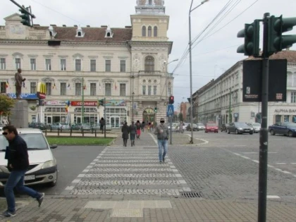 ZECI DE PIETONI AU FOST AMENDAȚI PENTRU CĂ AU TRECUT PE ROȘU