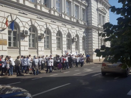 Zeci de profesori arădeni protestează în faţa Prefecturii