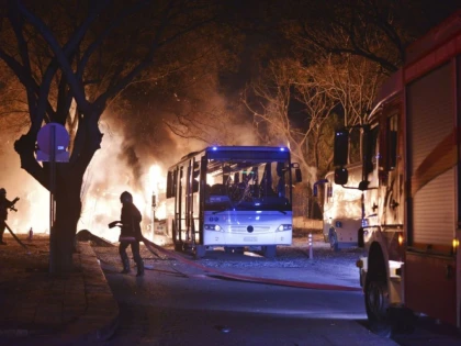ZECI DE RANITI SI MORTI IN ATENTATUL DE LA ANKARA