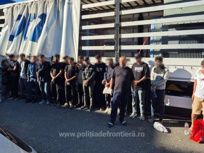 Zeci de refugiați au fost găsiți în două TIR-uri la  Nădlac