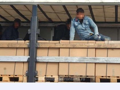 Zeci de refugiați au încercat să treacă granița prin Nădlac și Vărșand, ascunși în automarfare