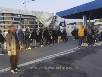Zeci de refugiați, depistați ascunși într-un TIR şi o autoutilitară, la frontiera cu Ungaria