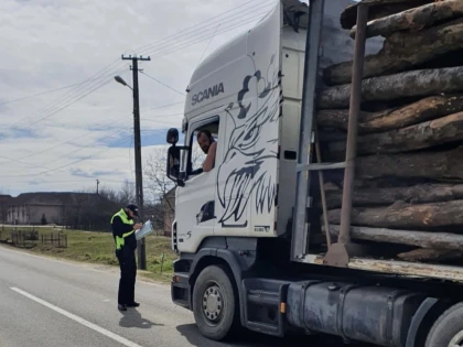 Zeci de șoferi au fost amendați în cadrul unei acţiuni de verificare a transportului public de marfă