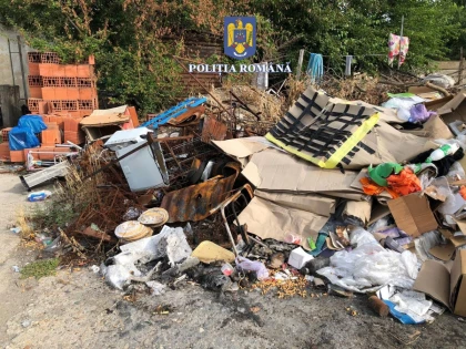 Zeci de tone de deșeuri au fost descoperite la o balastieră din Frumușeni