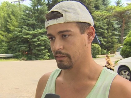 Ziua este muncitor în construcții. Seara, se dă drept o fetiță de 13 ani pe internet