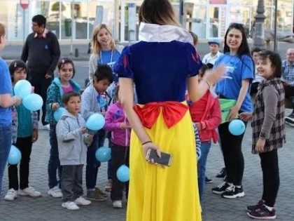 Ziua Internaţională de Conştientizare a Autismului a iluminat în albastru clădirea Teatrului de Stat din Arad