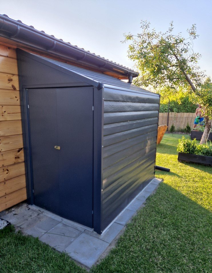 Casa de scule din metal montată pe perete, foto gardenway.ro