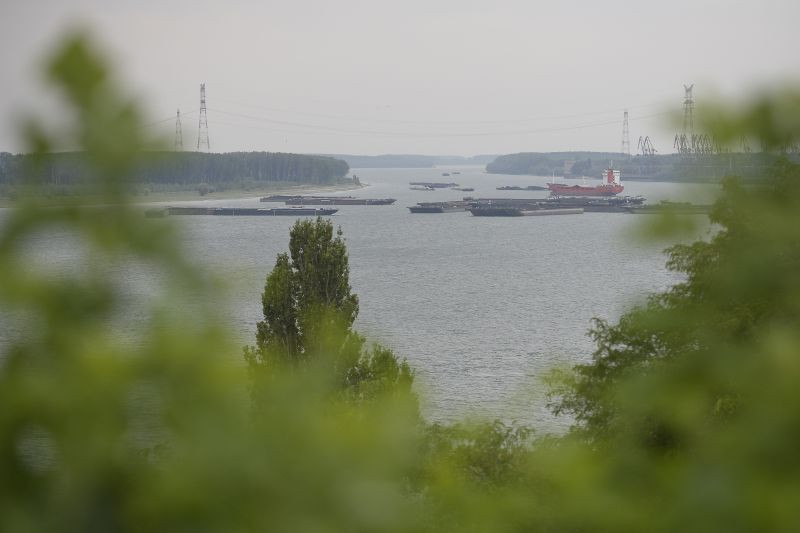 Mai multe vase asteapta trecerea prin senalul navigabil al fluviului Dunarea, in Galati, miercuri, 12 august 2015. Debitul Dunarii la intrarea în tara este cu peste 1.500 mc/s sub media multianuala a lunii august, de 4.300 mc/s, acest lucru ducand la ingreunarea circulatiei pe fluviu si aparitia grindurilor pe anumite portiuni. OCTAV GANEA / MEDIAFAX FOTO