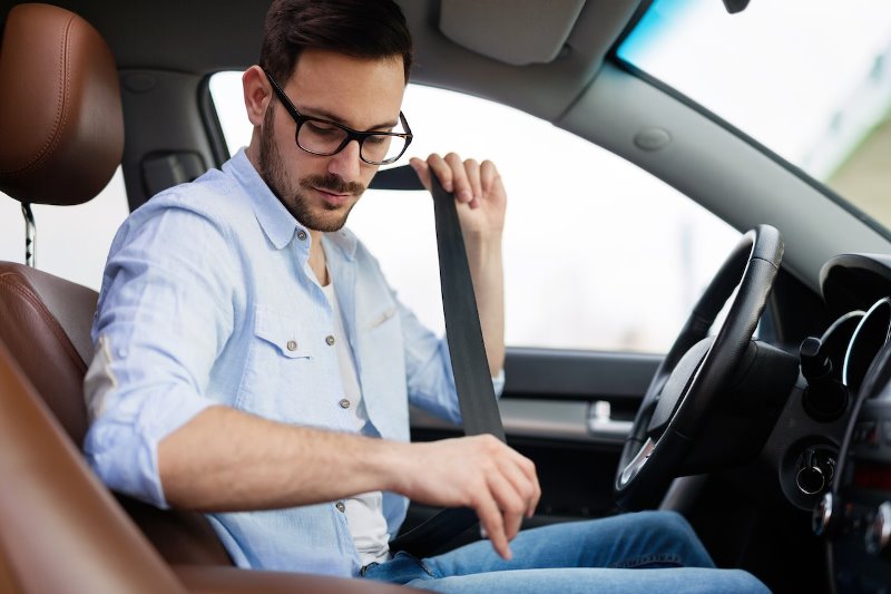 Ghidul complet al siguranței auto pentru șoferii începători